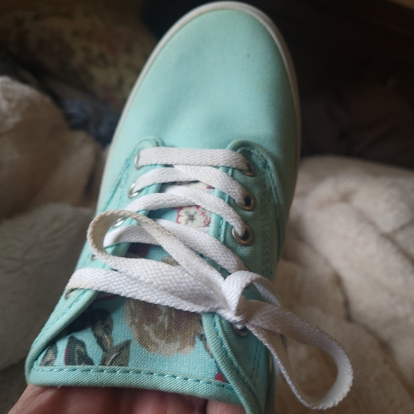 Vans Shoes - Vans Sneakers Womens Size 11 Mint Green  Inner Floral Print Lace Up Shoes